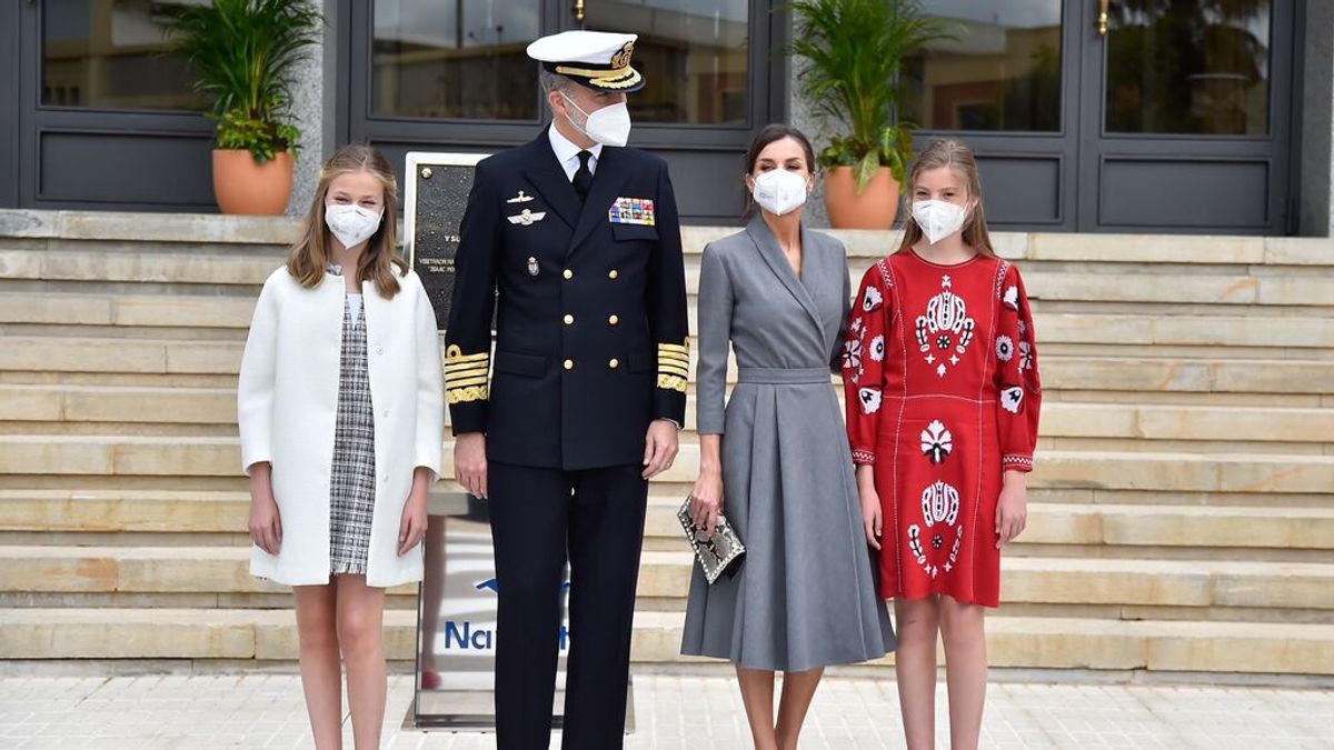 Mascarillas, pulseras, vestidos y corbatas, los 246 regalos que han recibido los reyes y sus hijas Mascarillas, pulseras, vestidos y corbatas, los 246 regalos que han recibido los reyes y sus hijas
