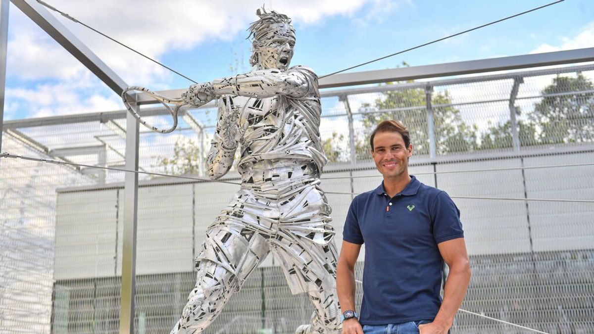 Rafa Nadal, junto a su estatua de Roland Garros Rafa Nadal, junto a su estatua de Roland Garros