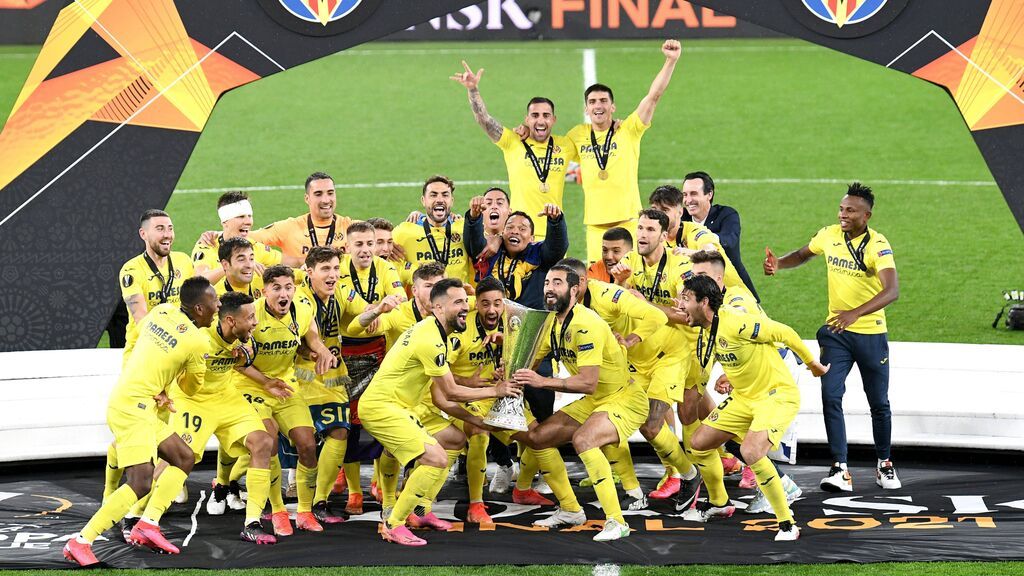 El Villarreal levanta la Europa League al cielo.
