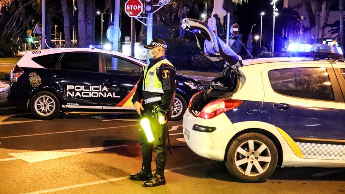 La Policía de Alicante tiene que solicitar refuerzos para desalojar una fiesta ilegal ante las agresiones de los asistentes La Policía de Alicante tiene que solicitar refuerzos para desalojar una fiesta ilegal ante las agresiones de los asistentes