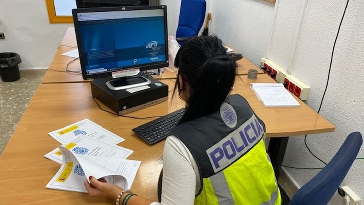 Detenido un menor en Málaga por hacer montajes de carácter sexual con fotos de compañeras de instituto Detenido un menor en Málaga por hacer montajes de carácter sexual con fotos de compañeras de instituto