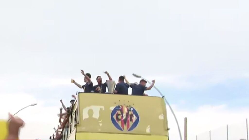 'Cuatro al día' acompaña al autobús del Villarreal en la celebración con sus aficionados