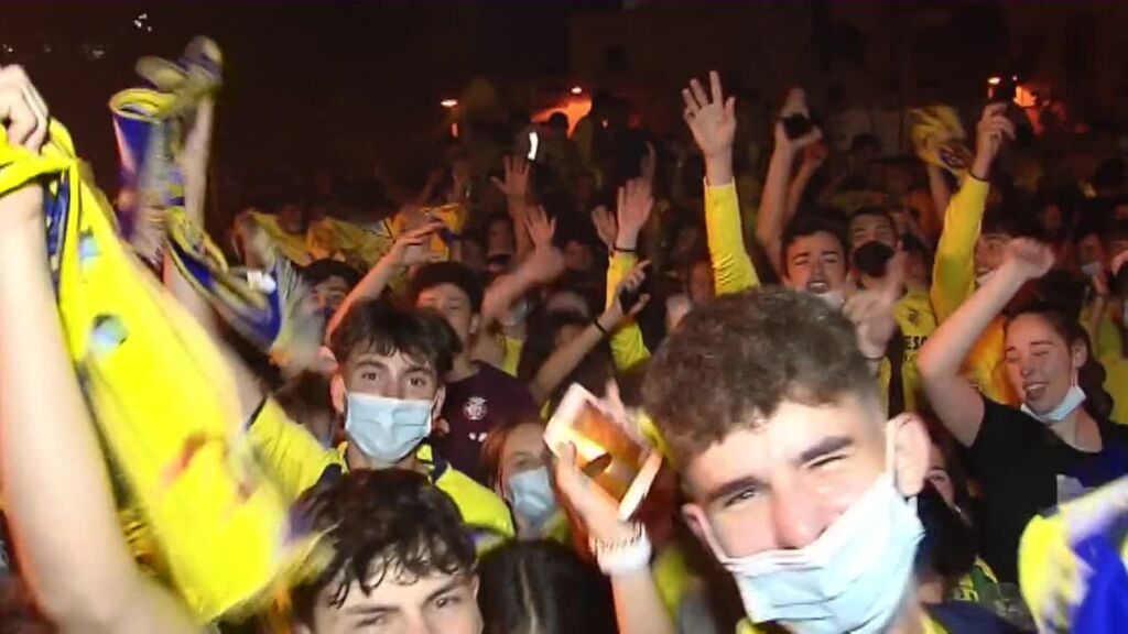 Los aficionados del Villarreal celebran el triunfo de su equipo