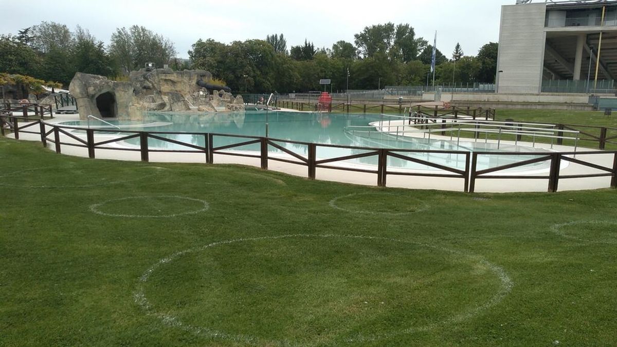 Arranca la temporada de piscinas en Vitoria: 1.800 círculos en el césped para delimitar espacios Arranca la temporada de piscinas en Vitoria: 1.800 círculos en el césped para delimitar espacios