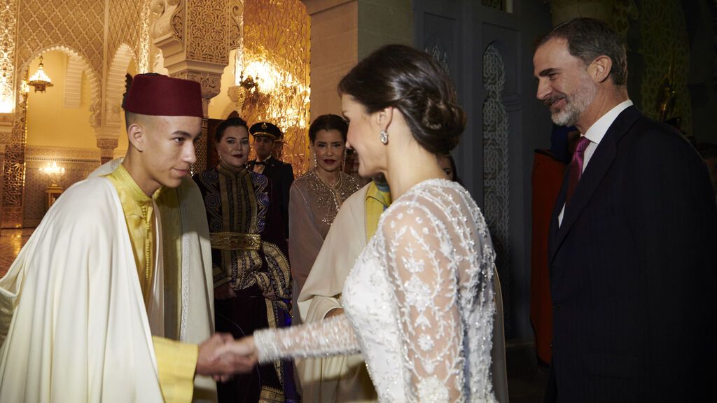 El príncipe Moulay Hassan saluda a los reyes de España