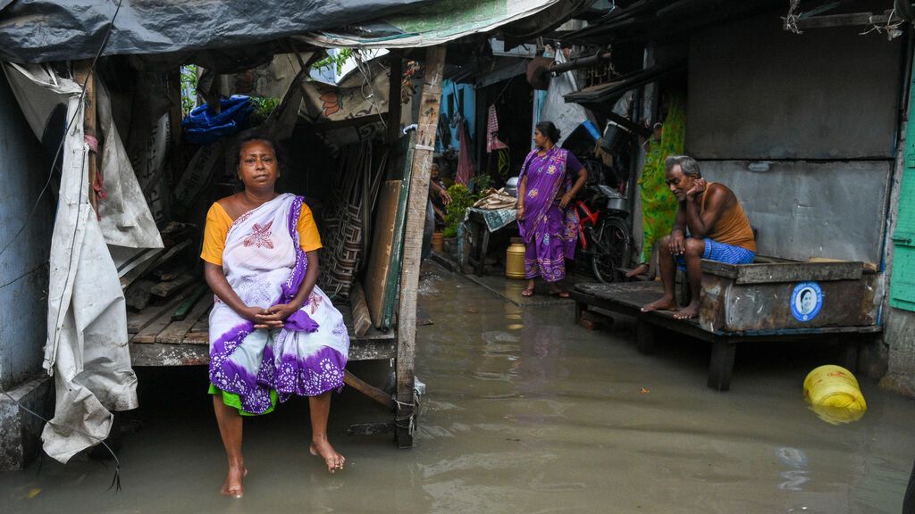 EuropaPress_3738032_26_may_2021_india_kolkata_people_sit_at_flooded_street_in_the_wake_of