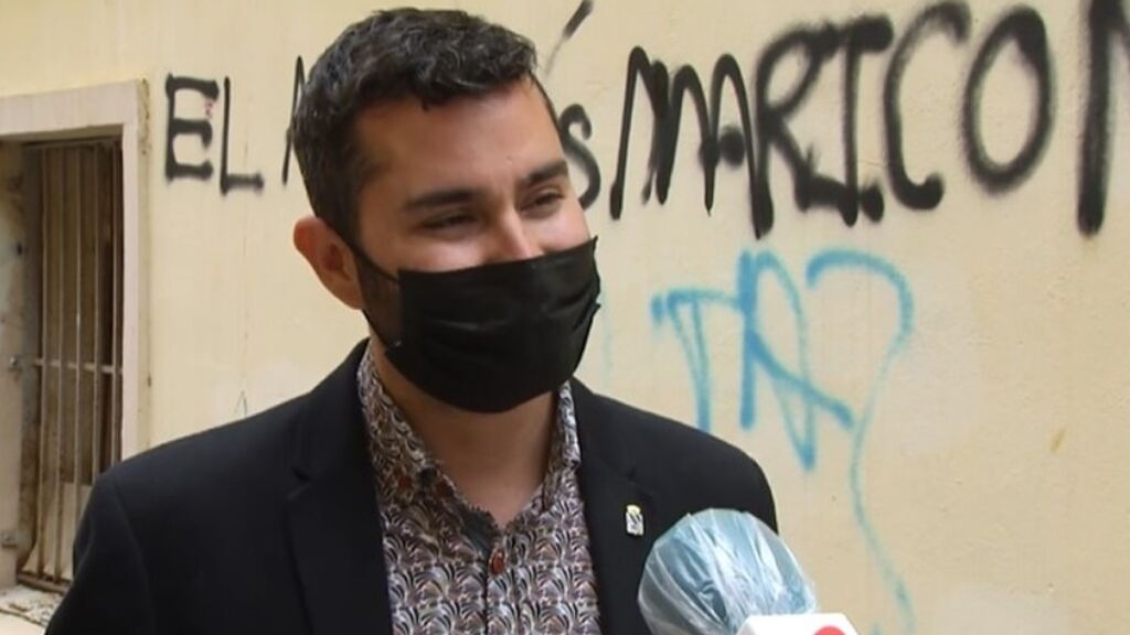 El alcalde de Alcora replica a una pintada homófoba: "No me indigna que me llames maricón, sino que ensucies el pueblo"
