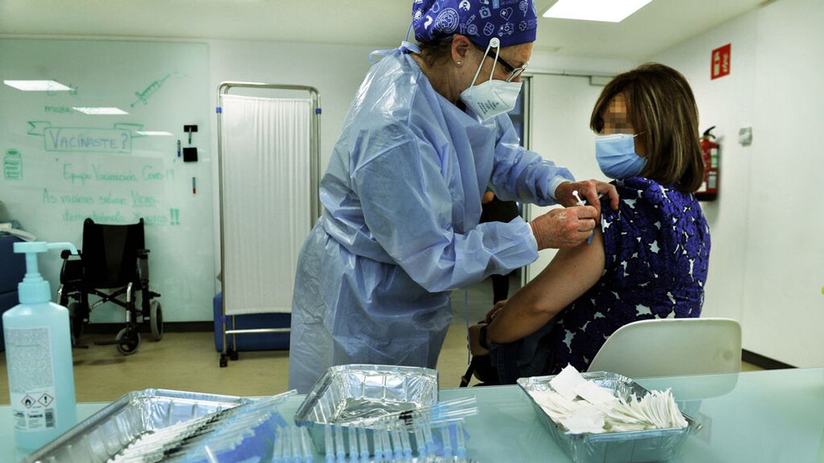 Varias comunidades critican a Sanidad por dar datos de muertes por trombos de AstraZeneca: "Es una irresponsabilidad" Varias comunidades critican a Sanidad por dar datos de muertes por trombos de AstraZeneca: "Es una irresponsabilidad"
