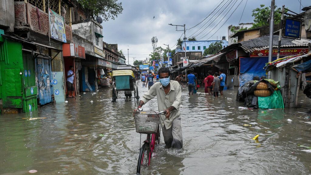 EuropaPress_3738031_26_may_2021_india_kolkata_man_pushes_his_bicycle_as_he_wades_through_the