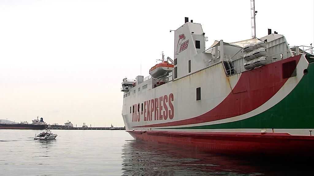 Una patrullera del Servicio Marítimo de la Guardia Civil se aproxima a un ferry