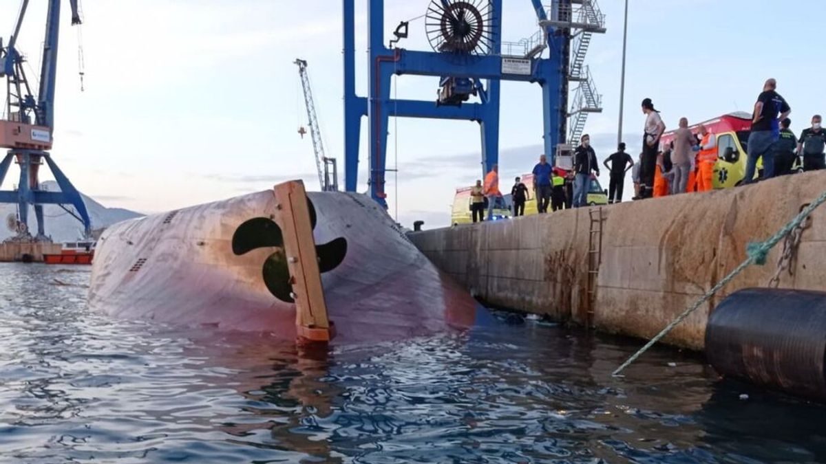 Vuelca un barco con personas a bordo en el puerto de Castellón Vuelca un barco con personas a bordo en el puerto de Castellón