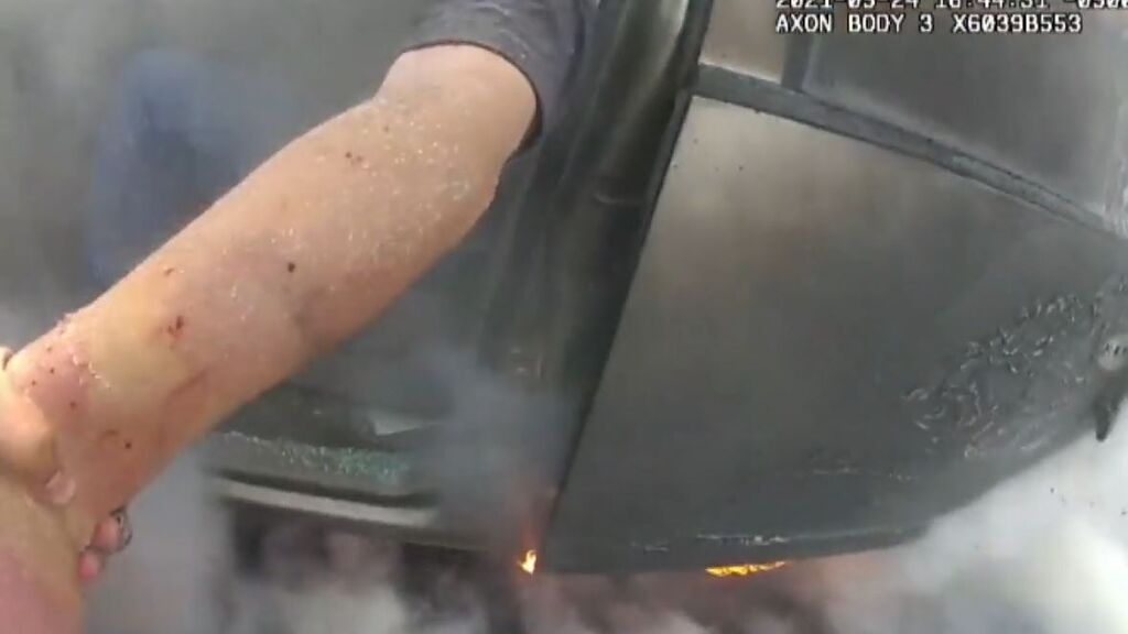 Salvan 'in extremis' a un conductor atrapado en una furgoneta en llamas