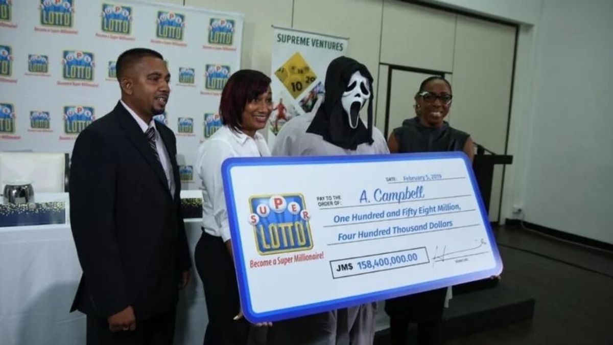 Gana un premio millonario de lotería y lo recibe disfrazado de Ghostface de ‘Scream’
