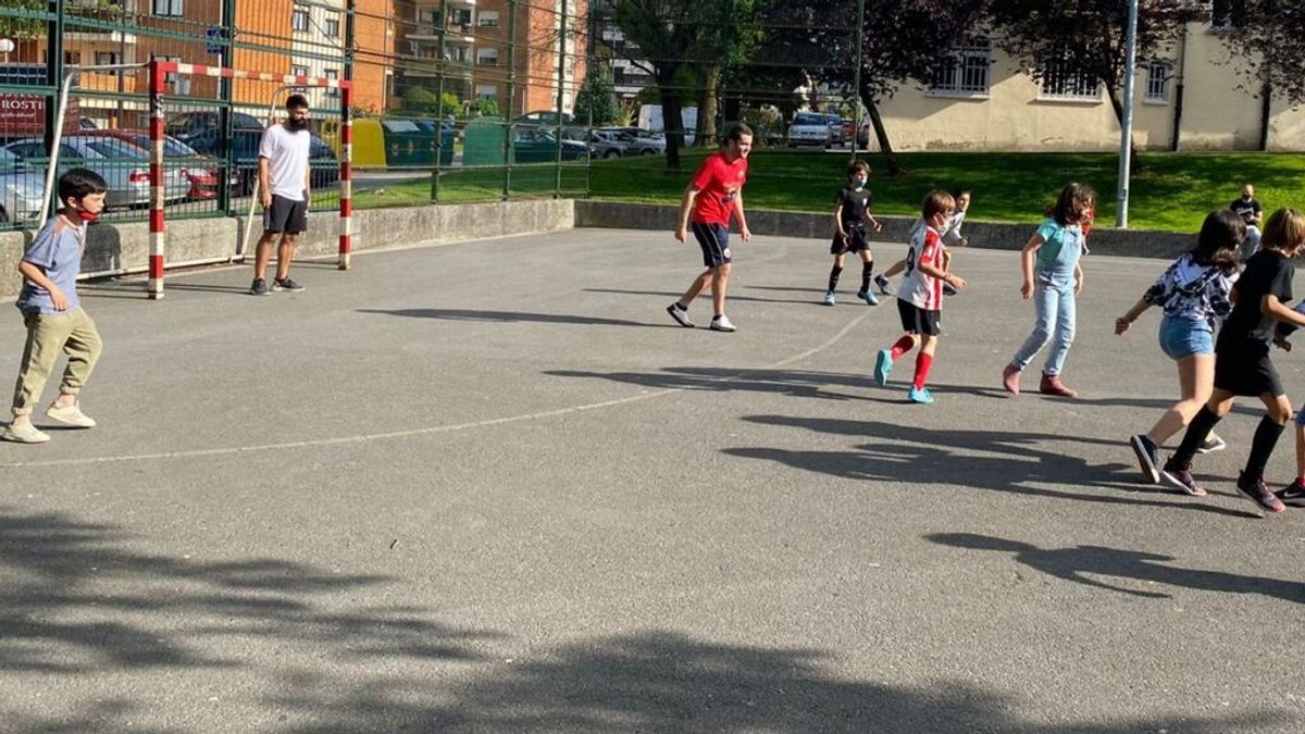 De San Mames al barrio: el jugador del Athletic de Bilbao, Asier Villalibre, hace felices a los niños de Guernika De San Mames al barrio: el jugador del Athletic de Bilbao, Asier Villalibre, hace felices a los niños de Guernika