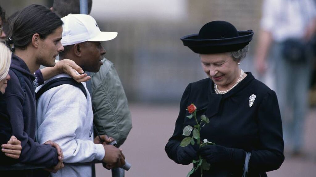 Isabel II hizo una reverencia cuando pasó el féretro de Lady Di.