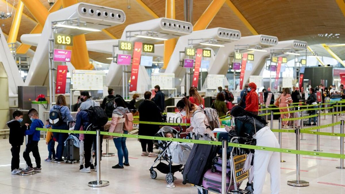 Madrid afirma que "llegan viajeros con PCR positiva en origen" por el aeropuerto Madrid afirma que "llegan viajeros con PCR positiva en origen" por el aeropuerto