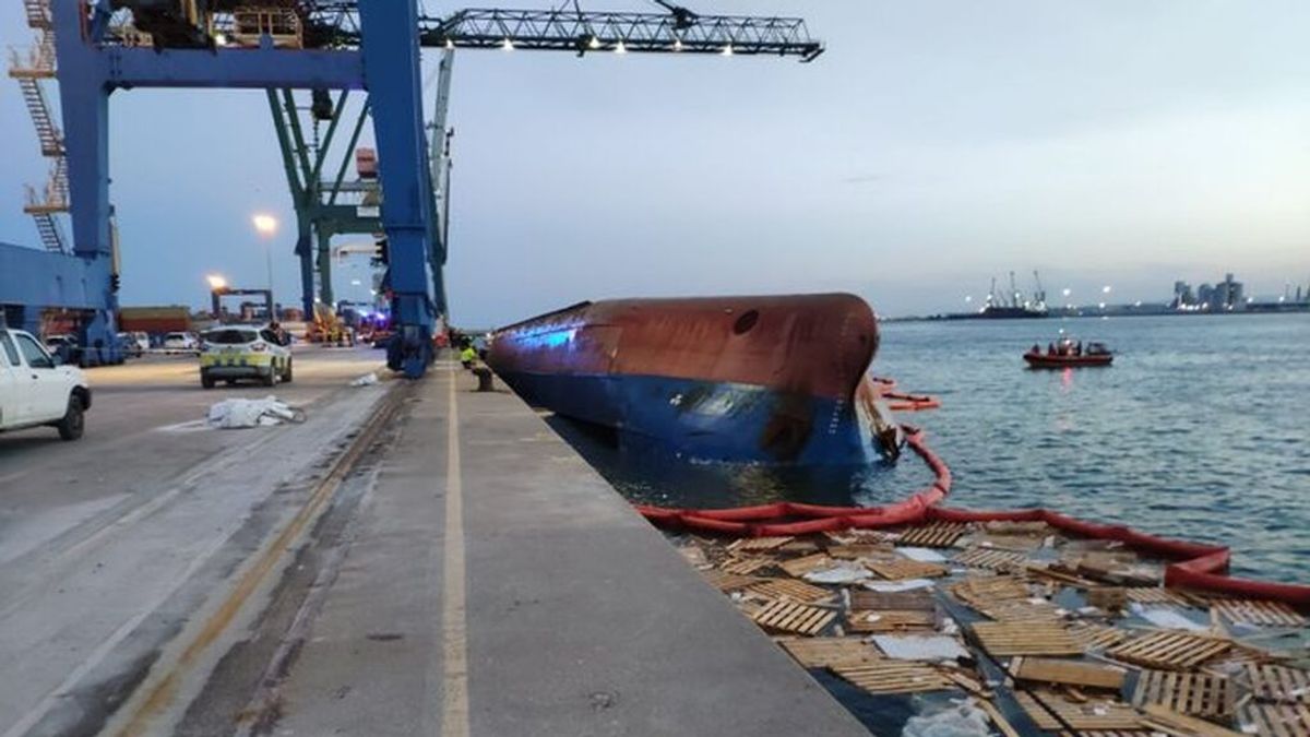 Vuelca un barco con personas a bordo en el puerto de Castellón: movilizan equipos de buceo y de rescate