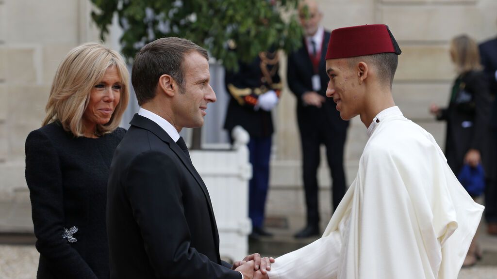 El príncipe Moulay Hassan saluda a Emmanuel Macron en 2019