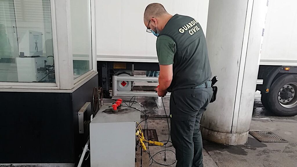 Un agente controla la posible presencia de inmigrantes en el interior de un remolque a través de un detector de latidos de corazón
