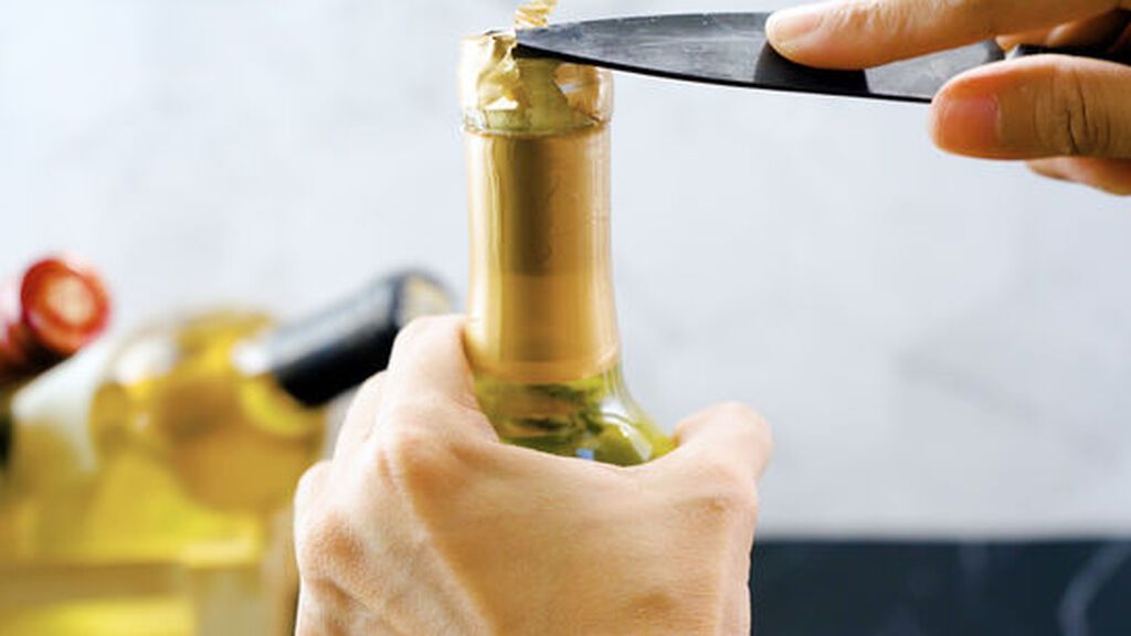 Estas son las técnicas infalibles para abrir una botella de vino sin abridor en casa: los trucos más fáciles