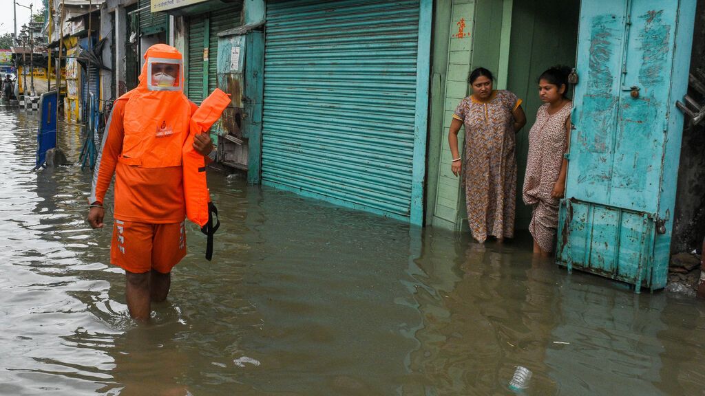 EuropaPress_3738025_26_may_2021_india_kolkata_disaster_management_worker_wades_through_the