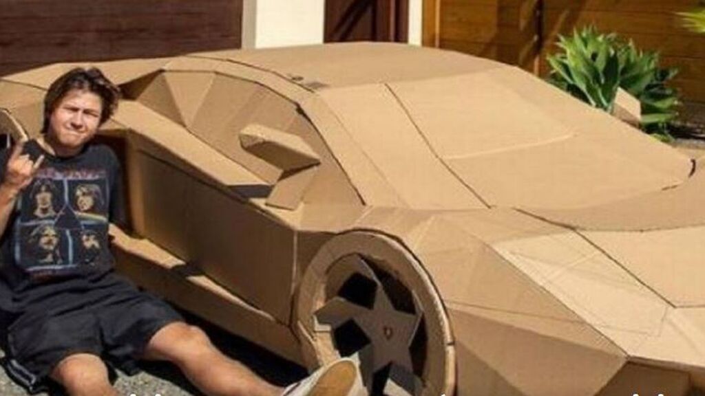Un youtuber fabrica un Lamborghini de cartón y lo subasta por más de 10.000 euros