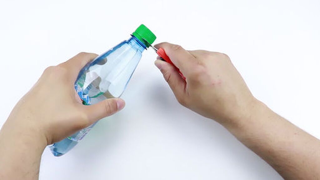 Se podrá abrir la botella haciendo palanca con unas tijeras.