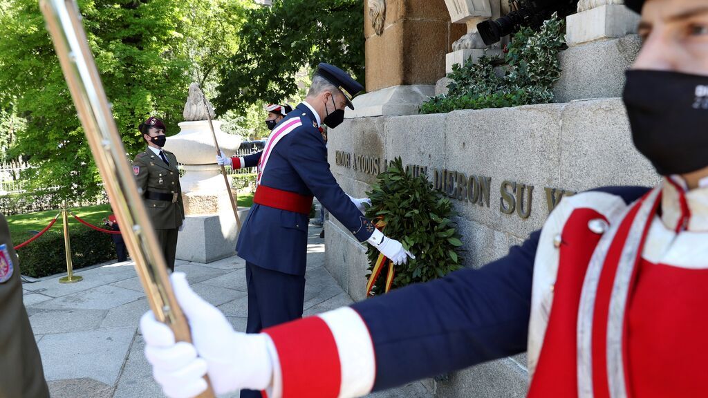 El rey Felipe VI realiza una ofrenda en el monumento de los Caídos y al Dos de mayo en la Plaza de la Lealtad de Madrid