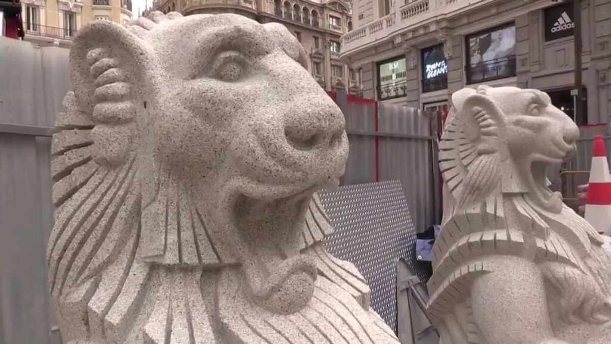 Dos leones de granito de 2.000 kilos para saludar a los viajeros del metro en la nueva estación de Gran Vía Dos leones de granito de 2.000 kilos para saludar a los viajeros del metro en la nueva estación de Gran Vía