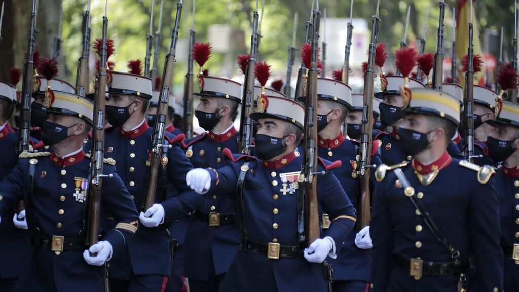 Desfile a pie durante el Día de Fuerzas Armadas