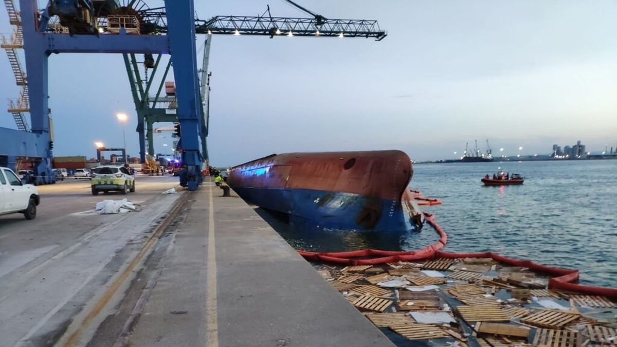 Hallan muerto a uno de los hombres desaparecidos al volcar un barco en el puerto de Castellón Hallan muerto a uno de los hombres desaparecidos al volcar un barco en el puerto de Castellón