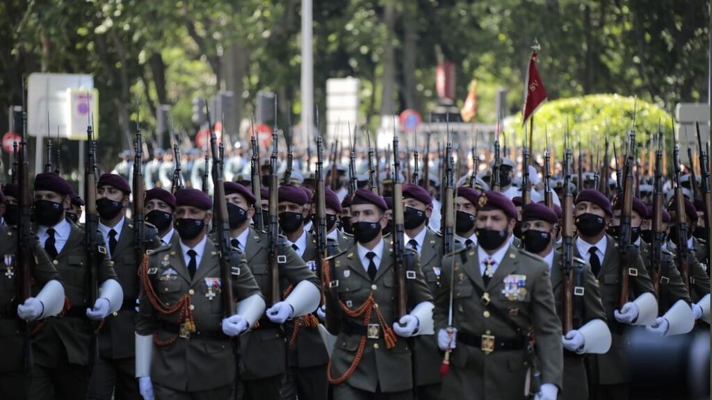 Desfile a pie durante el Día de las Fuerzas Armadas