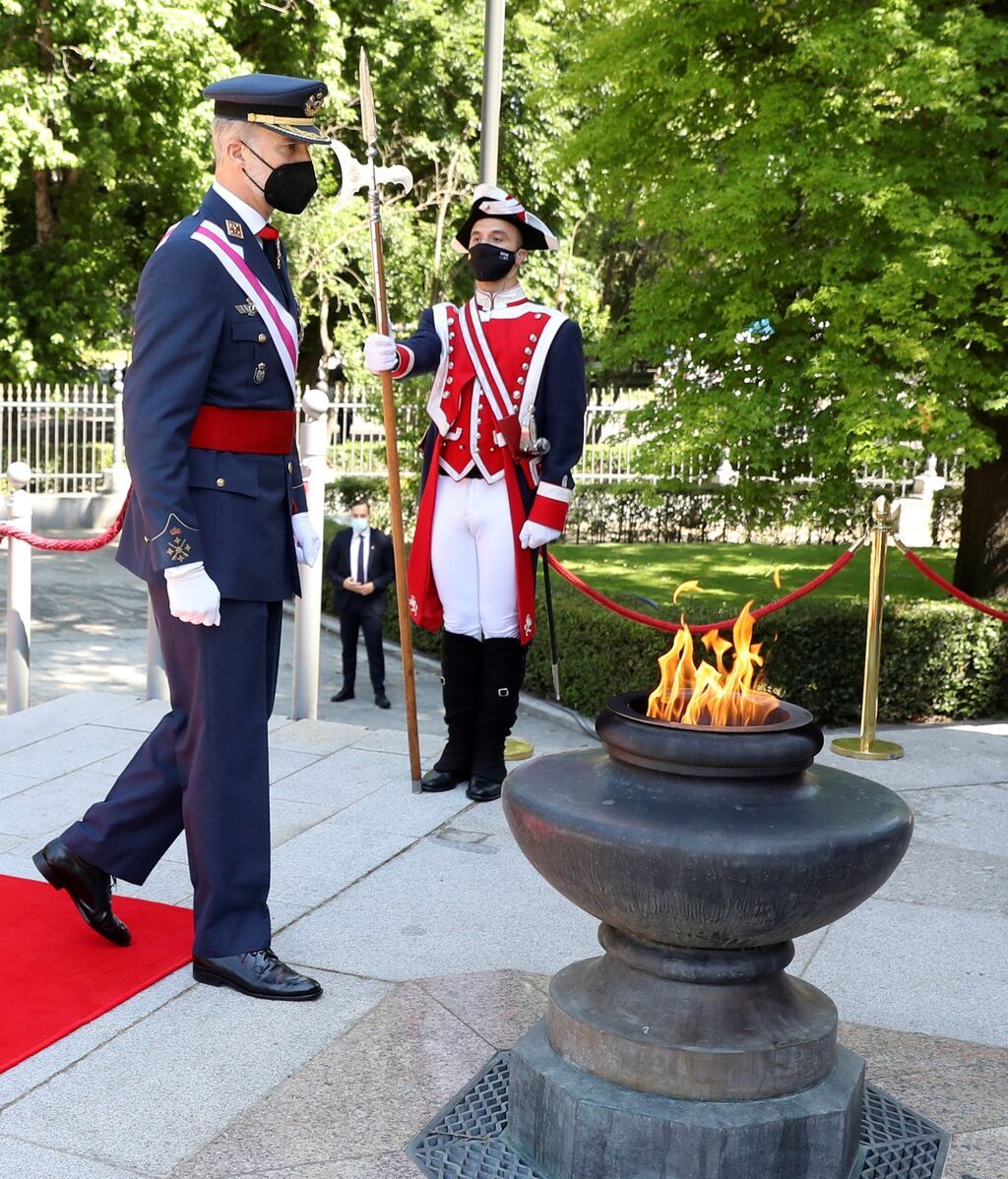 El rey Felipe VI realiza una ofrenda en el monumento de los Caídos y al Dos de mayo en la Plaza de la Lealtad de Madrid