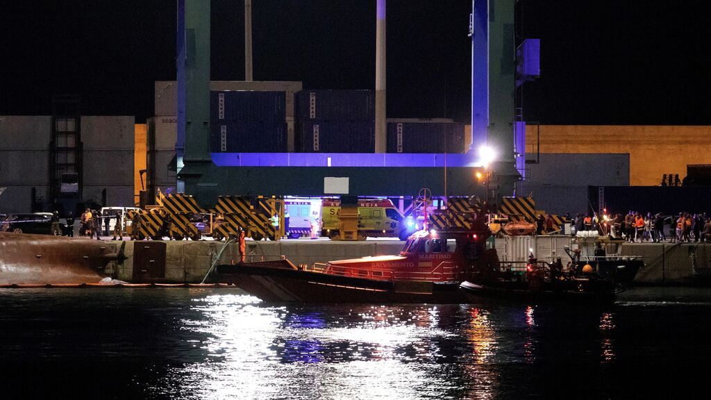 Dos desaparecidos tras volcar un barco comercial en el puerto de Castellón