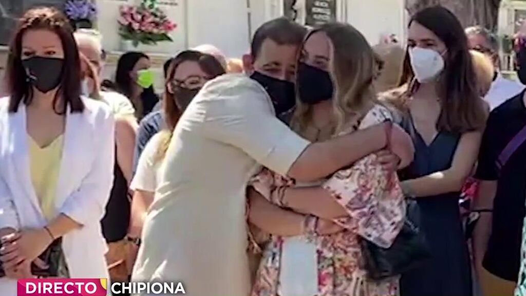 David Flores se abraza a su hermana Rocío Flores