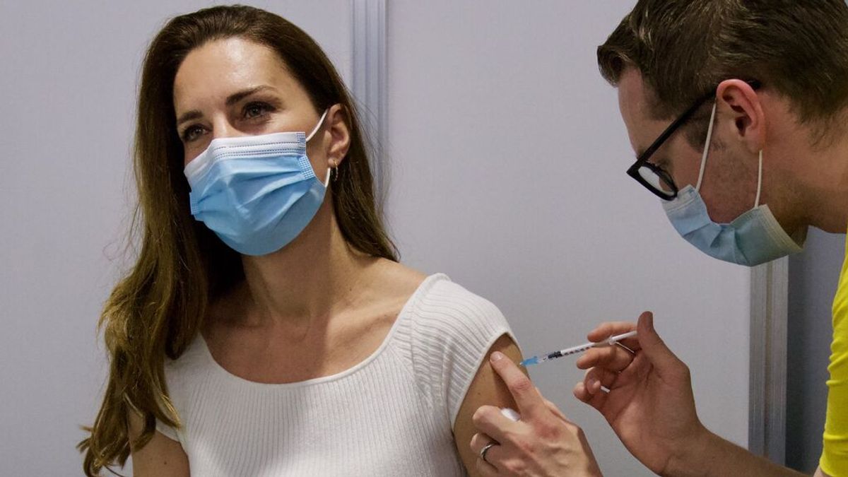 Kate Middleton recibe la primera dosis de la vacuna contra el COVID-19: "Estoy profundamente agradecida" Kate Middleton recibe la primera dosis de la vacuna contra el COVID-19: "Estoy profundamente agradecida"
