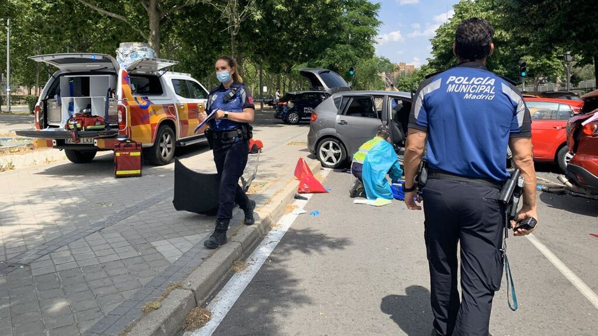 Cuatro jóvenes heridos al impactar con su coche contra varios vehículos aparcados en Madrid Cuatro jóvenes heridos al impactar con su coche contra varios vehículos aparcados en Madrid
