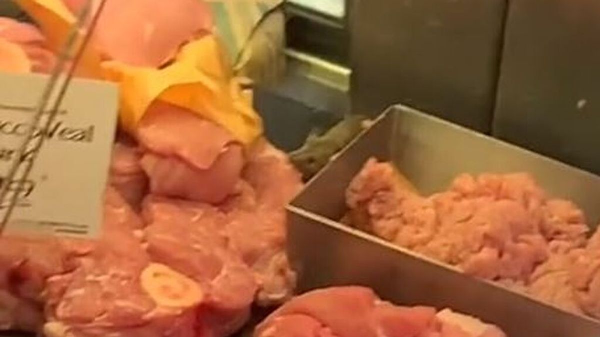 Desagradable hallazgo: encuentran a un ratón comiendo en el expositor de carne de un supermercado