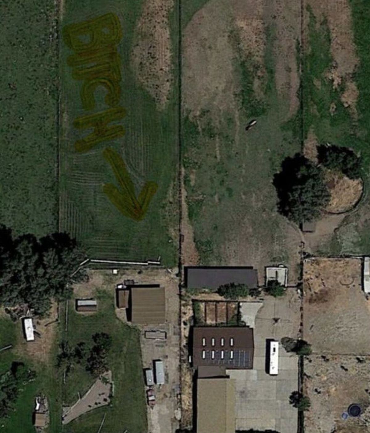 Google Earth descubre un insulto entre vecinos escrito sobre el césped de un jardín