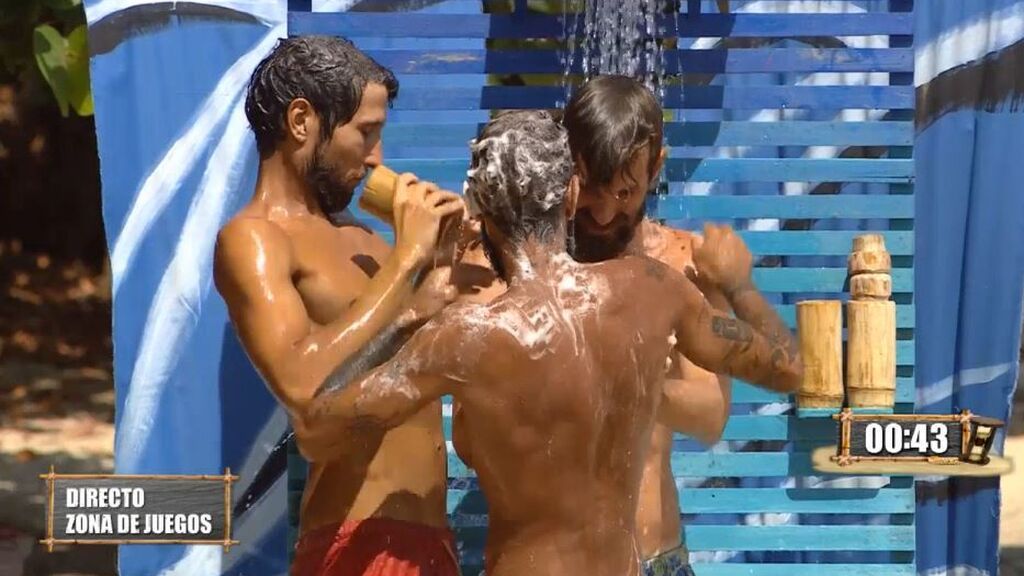 Albalá, Omar y Gianmarco disfrutan de una ducha de agua dulce