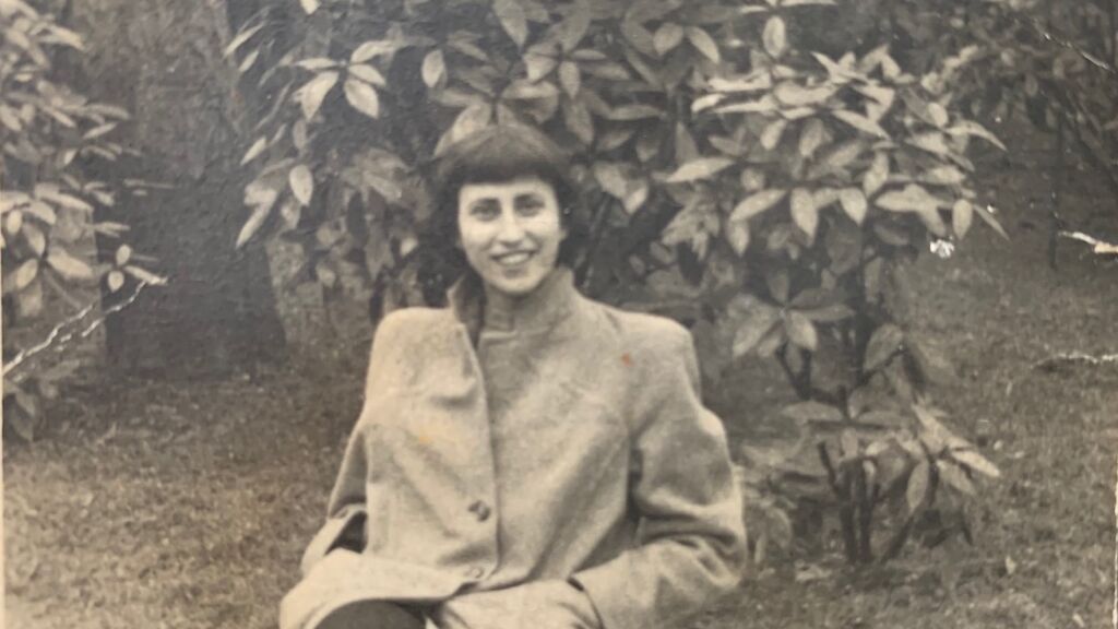 Edith Aron, en el jardín