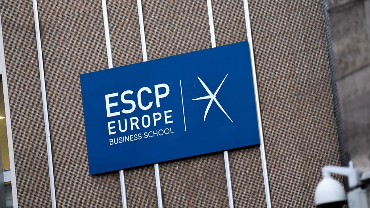 Vacunan en el Zendal a empleados de una escuela de negocios privada de Madrid Vacunan en el Zendal a empleados de una escuela de negocios privada de Madrid