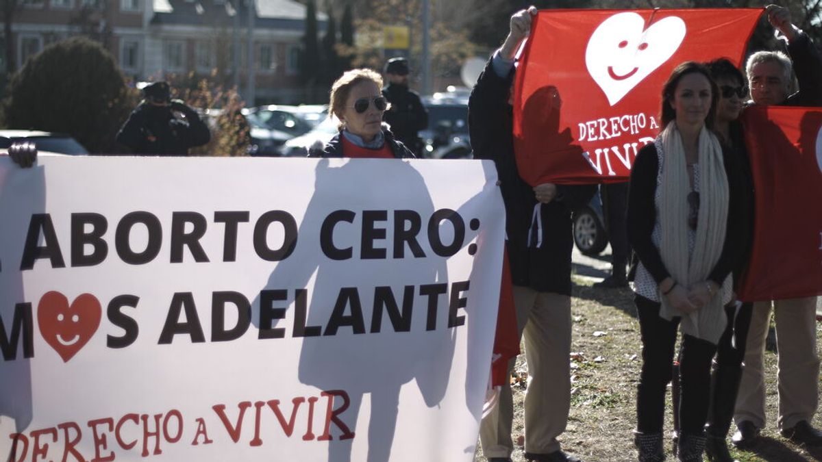 El PSOE propone que se penalice con cárcel el acoso a las mujeres que acuden a clínicas para abortar El PSOE propone que se penalice con cárcel el acoso a las mujeres que acuden a clínicas para abortar