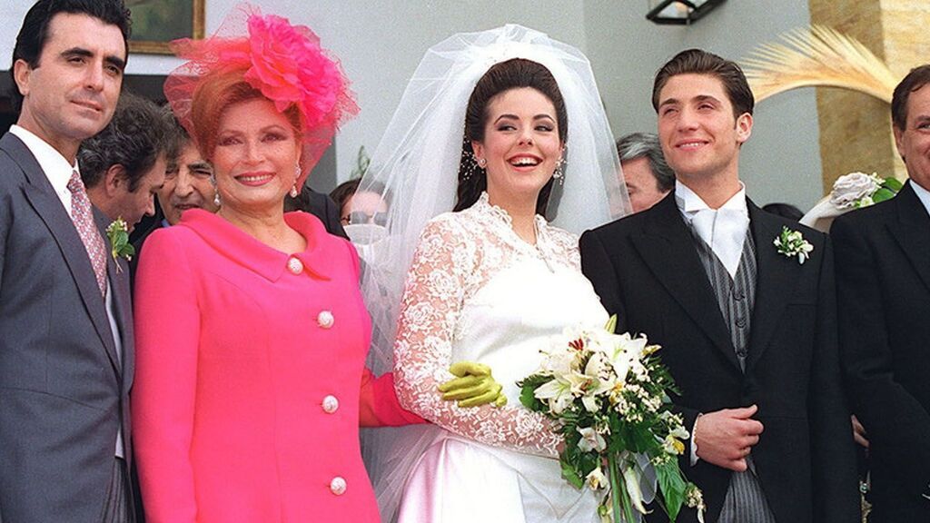 Rocío Jurado, con traje fucsia en la boda de su hija, Rocío Carrasco