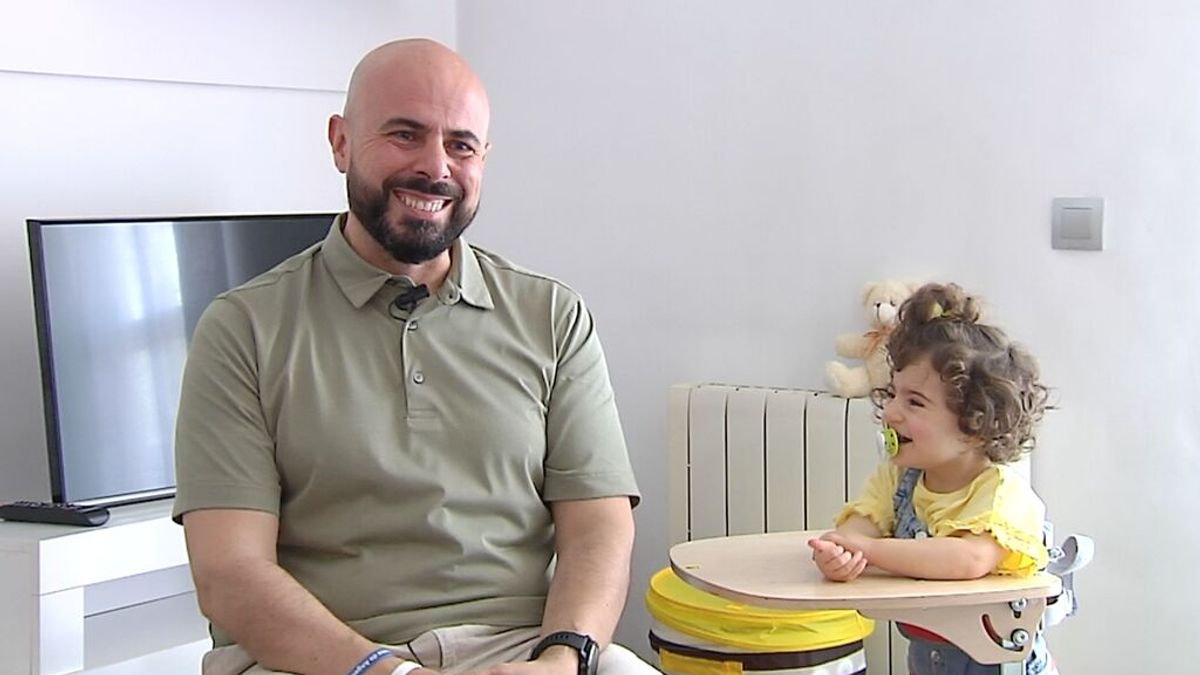 La lucha de Domingo, padre de una niña con Síndrome de Algelman: "Espero que con 10 años esté curada" La lucha de Domingo, padre de una niña con Síndrome de Algelman: "Espero que con 10 años esté curada"