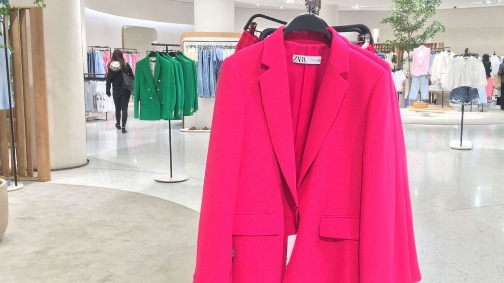 Traje fucsia en Zara similar al de Rocío Carrasco