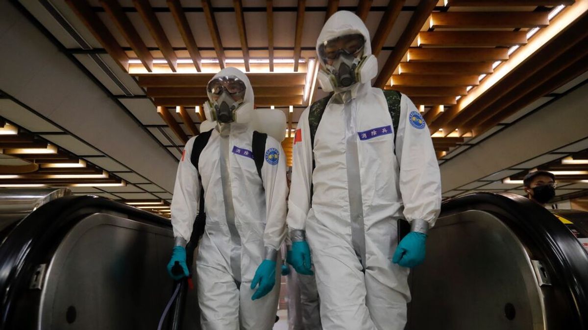 Militares desinfectan el transporte público en Taipei tras un aumento de casos de coronavirus en Taiwán. Militares desinfectan el transporte público en Taipei tras un aumento de casos de coronavirus en Taiwán.