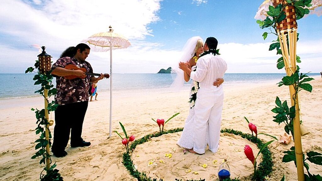 Tradicionalmente, las bodas hawaianas cuentan con un Kahuna.