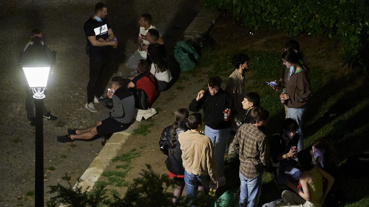 Récord de multas por botellón en Madrid: la Policía Municipal impone 1.069 sanciones este fin de semana Récord de multas por botellón en Madrid: la Policía Municipal impone 1.069 sanciones este fin de semana
