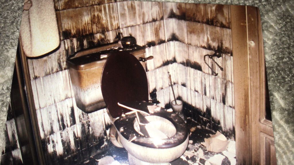 Fotografía de cómo quedó el baño de la casa a causa del fuego